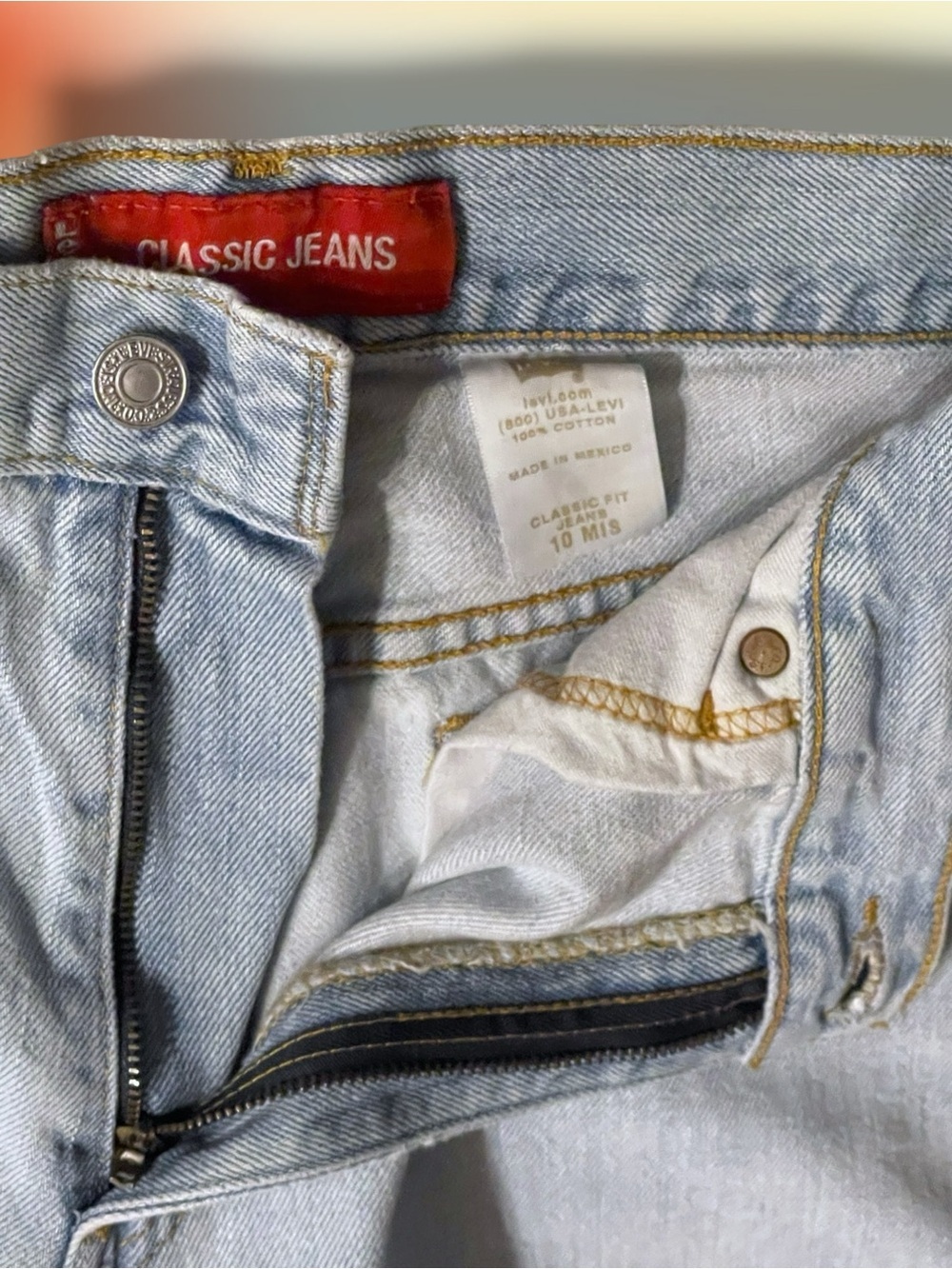 Levi's Women's Light Wash Classic Jeans Denim Shorts Size 10 - Picture 14 of 14